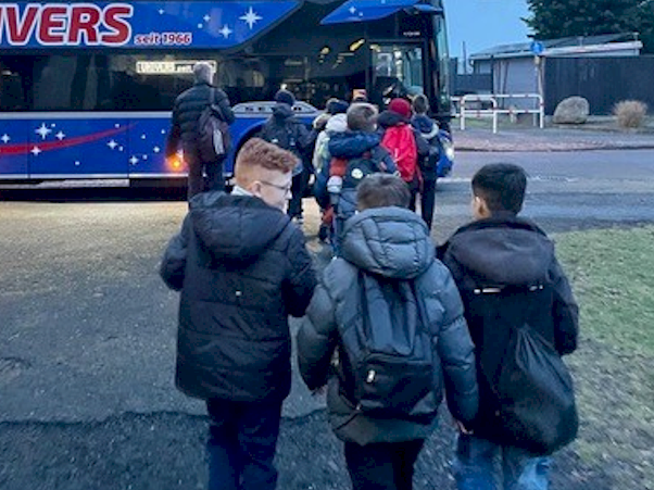 Kinder jubeln nach Sieg